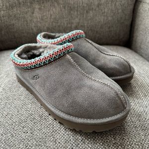 Lightly used Women’s Grey Ugg Slippers, size women’s 6